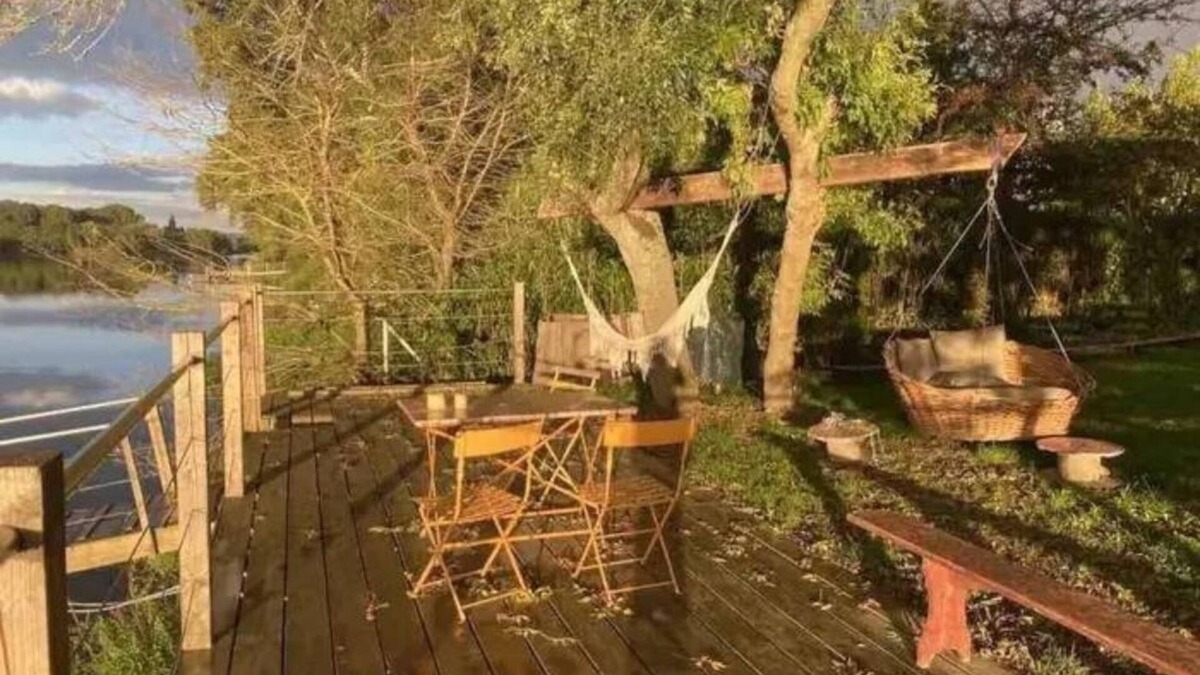 Cleon Cottage | Cozy cottage on the river with kayaks floating pontoon, 100 km from Paris ,