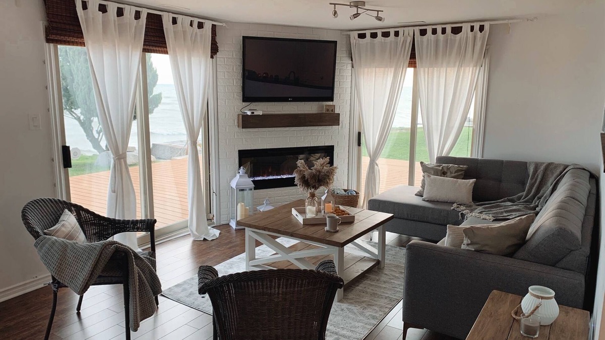 Selkirk Cottage | Cozy cottage 1.5hrs from Toronto. Steps to private waterfront, lake facing deck.
