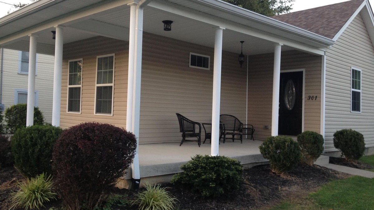Middletown House | Cozy Cottage 2 bdrm w/wrap porch, 1 mile to xway, shops and entertainment