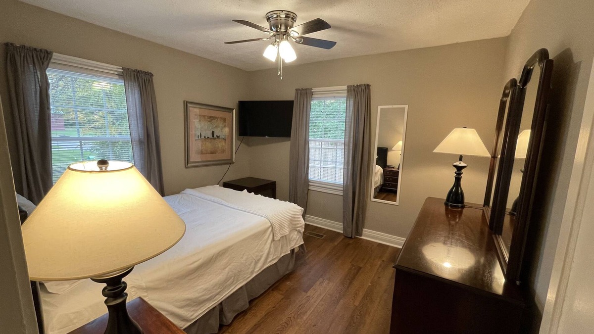 Middletown House | Cozy Cottage 2 bdrm w/covered porch, 1 mile to xway, XL parking area.