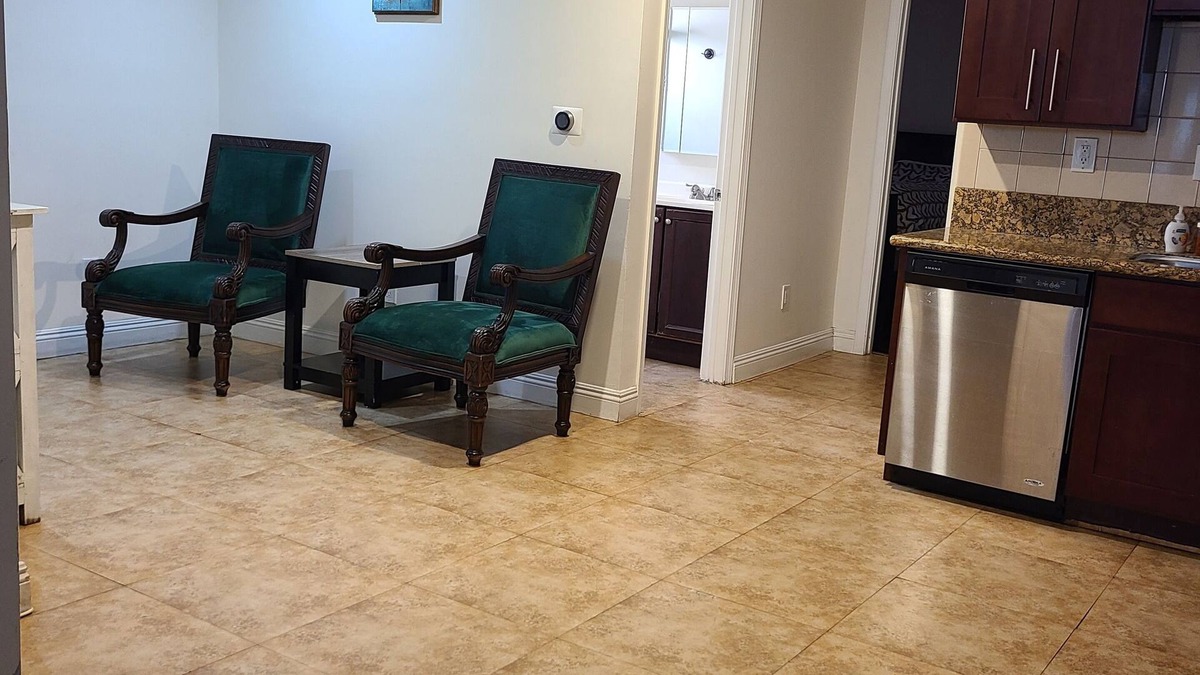 Northwest Torrance House | Cozy Cottage, 2-bedroom duplex in delightful Beach City with WiFi, AC