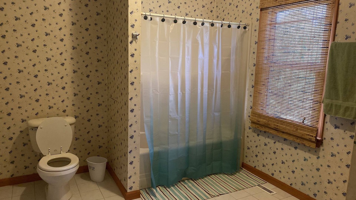 Tri-Cities House | Cozy cottage, 5 min away from shopping center, access to the lake, great views