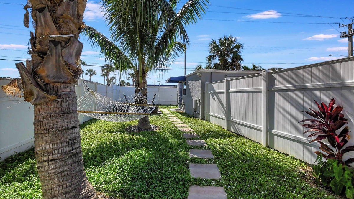 Delray Beach Apartment | Cozy Cottage 5 Min to Beach Perfect for Couples