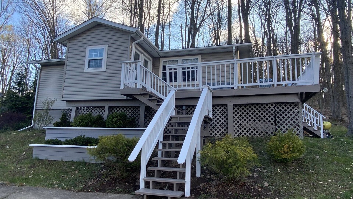 Treasure Lake House | Cozy Cottage 500 Yards to Main Beach