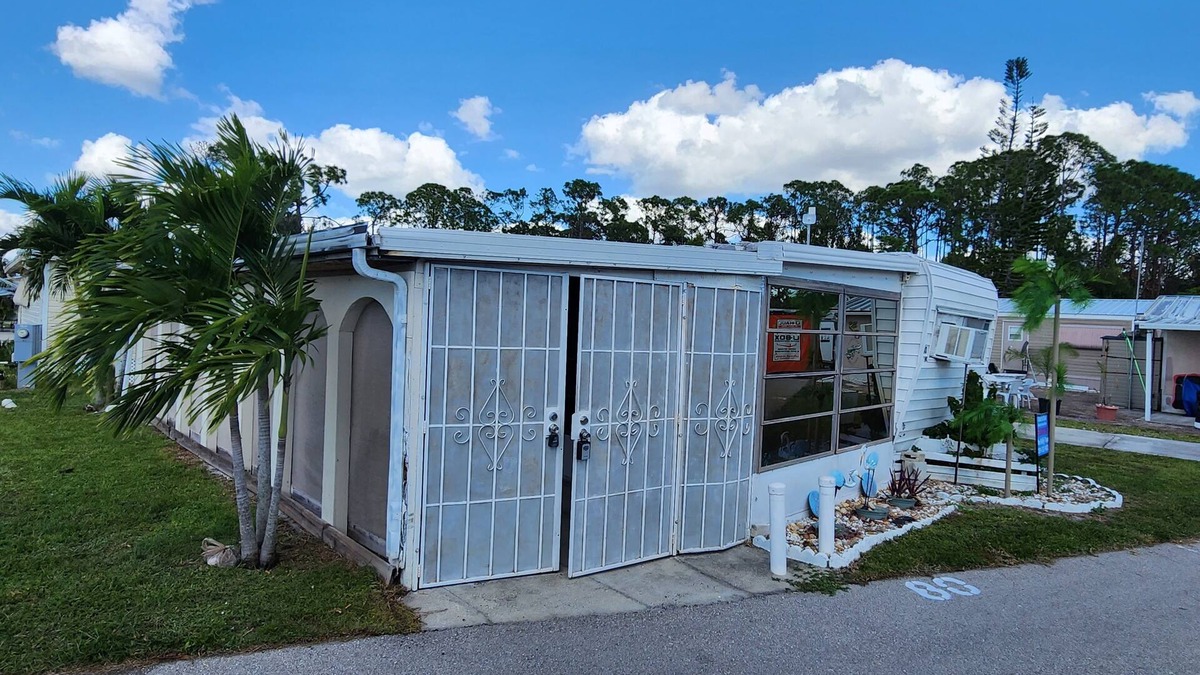 Jacarandas Cottage | Cozy cottage at Sunseekers Resort. Pool, pets,pickleball,close to everything!