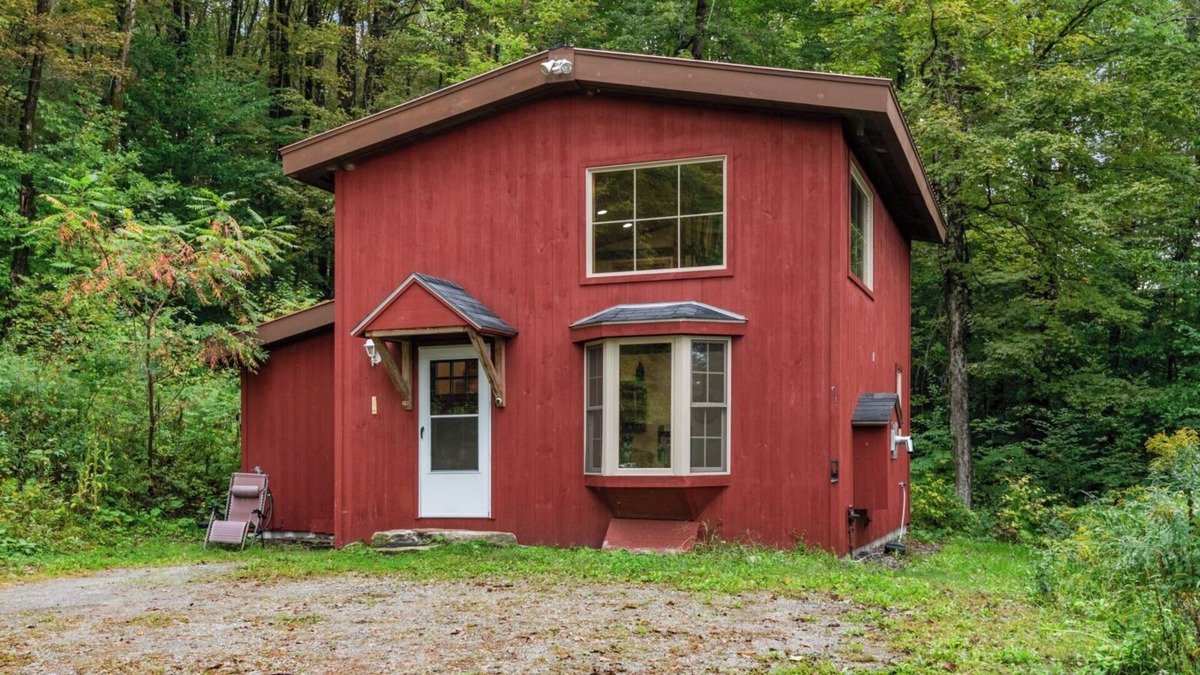 Jamaica Cottage | Cozy Cottage at Cold Moon Farm!