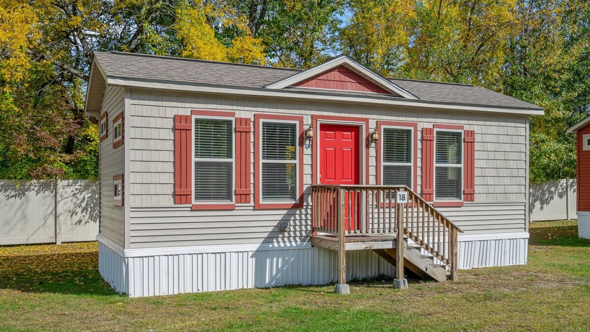 Queensbury Cottage | Cozy Cottage at Lake George Campsites!