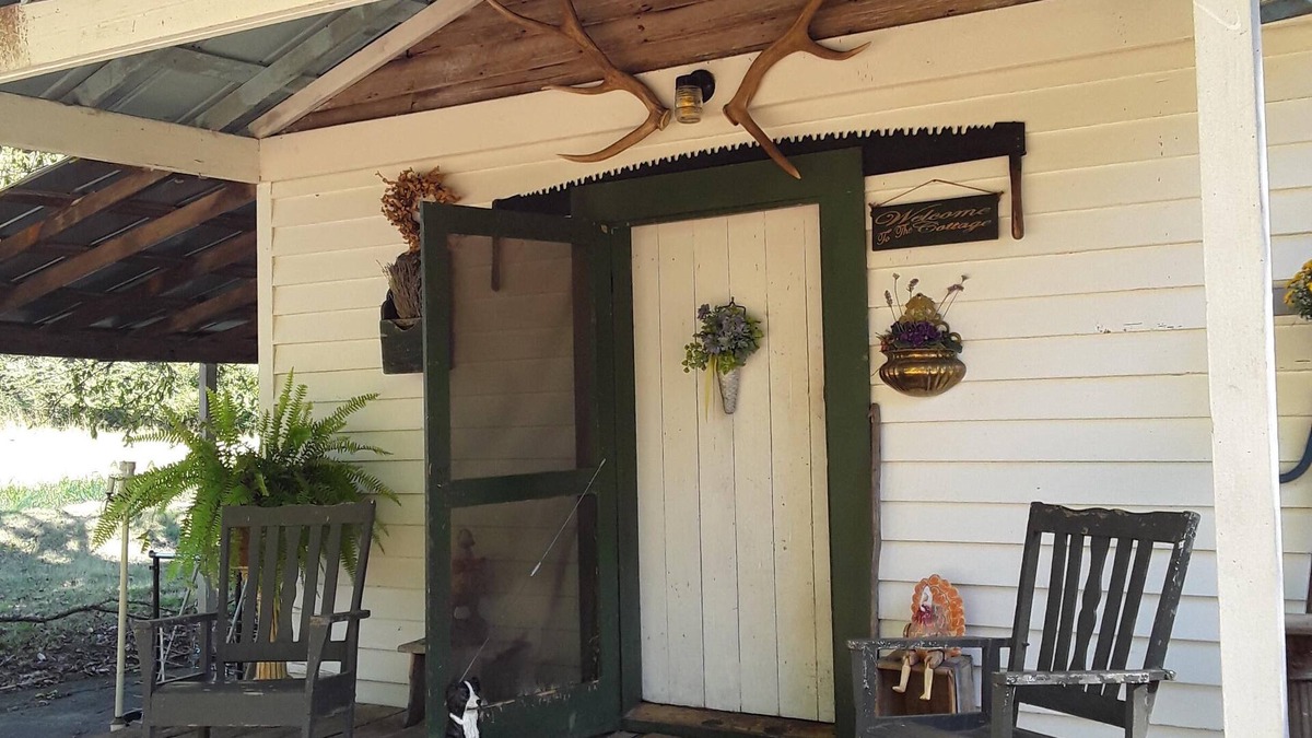 Mulberry Cottage | Cozy Cottage at Lavender Farm near Jack Daniel's Distillery, with breakfast