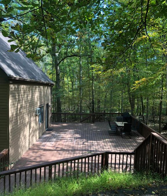 Bushkill Ski Chalet | Cozy Cottage at Saw Creek