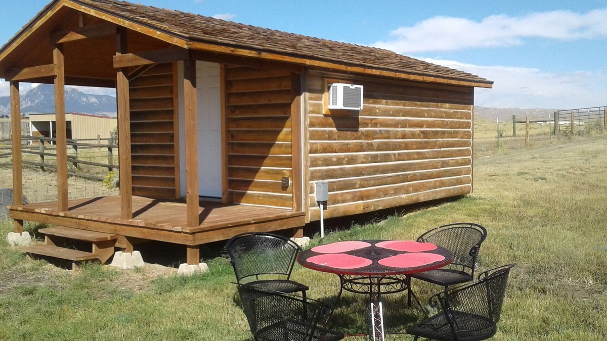 Buffalo Cabin | Cozy cottage at the foot of the Big Horn Mountains, stunning views, horseback riding