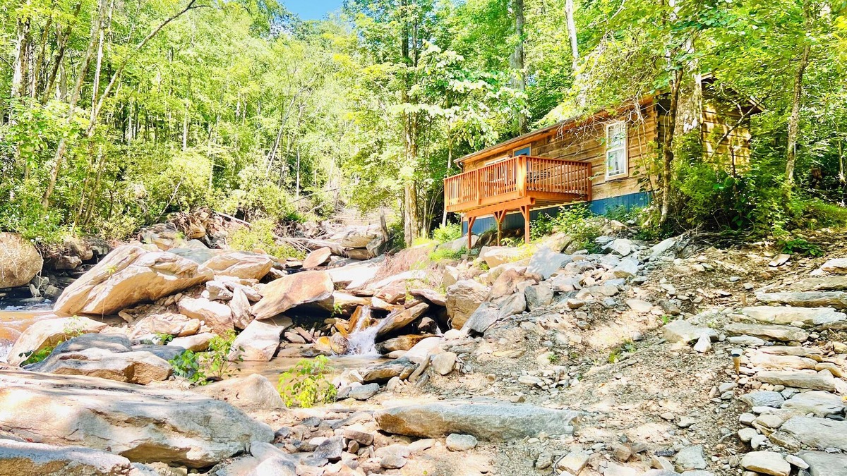 Gerton Cottage | Cozy Cottage Beside Creek with Waterfalls