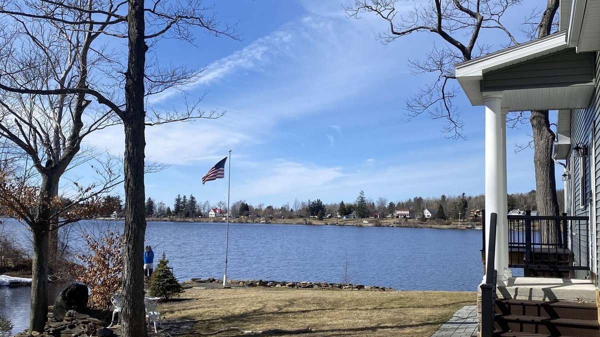 Mariaville Cottage | Cozy cottage-breathtaking sunsets. Lake front. Close to casino & racetrack.