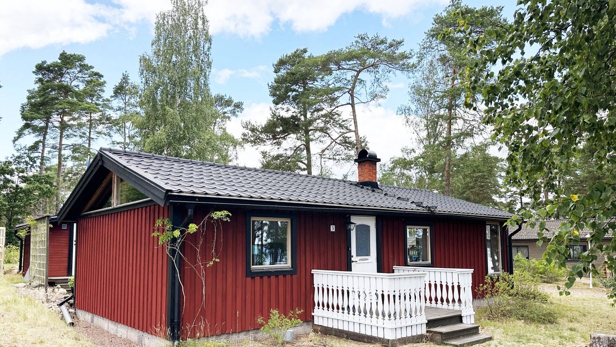 Monsteras House | Cozy cottage by a lovely family bath at Oknö | SE05029
