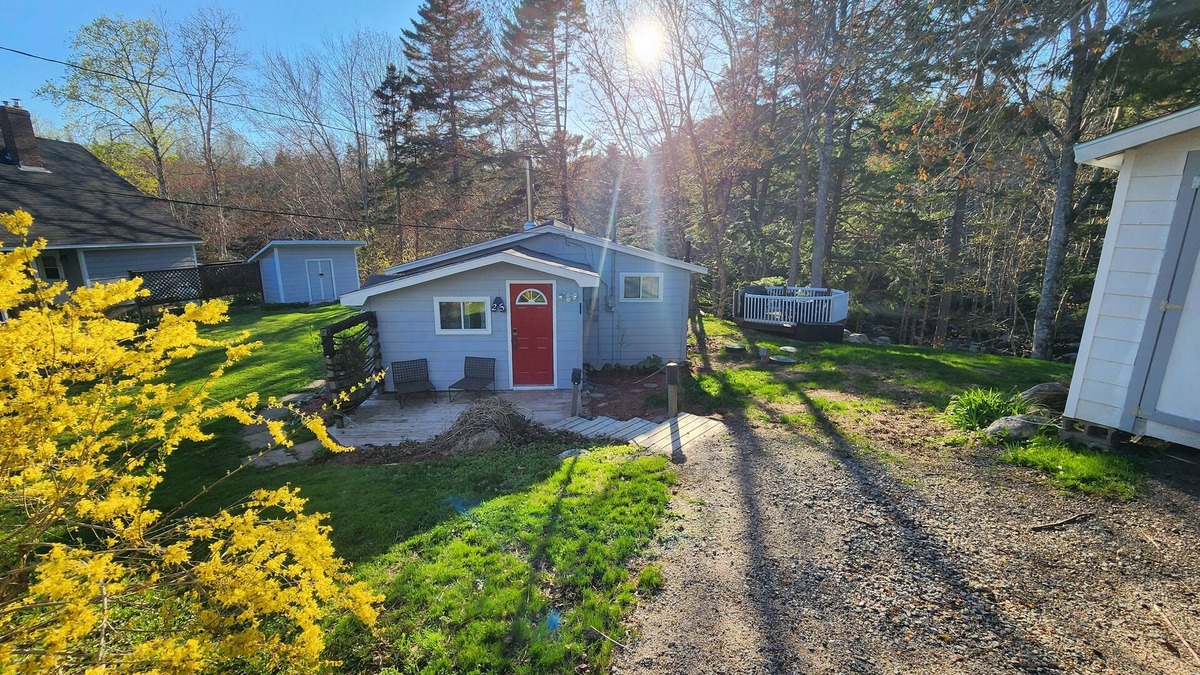 Middle River Cottage | Cozy cottage by the river perfect for nature lovers & pet friendly