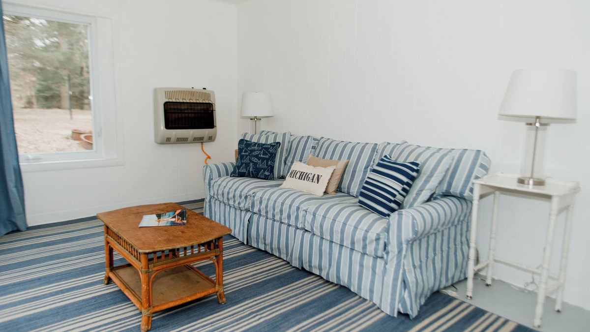 Shorewood-Tower Hills-Harbert Apartment | Cozy Cottage by Lake MI&Dunes w/Hot tub