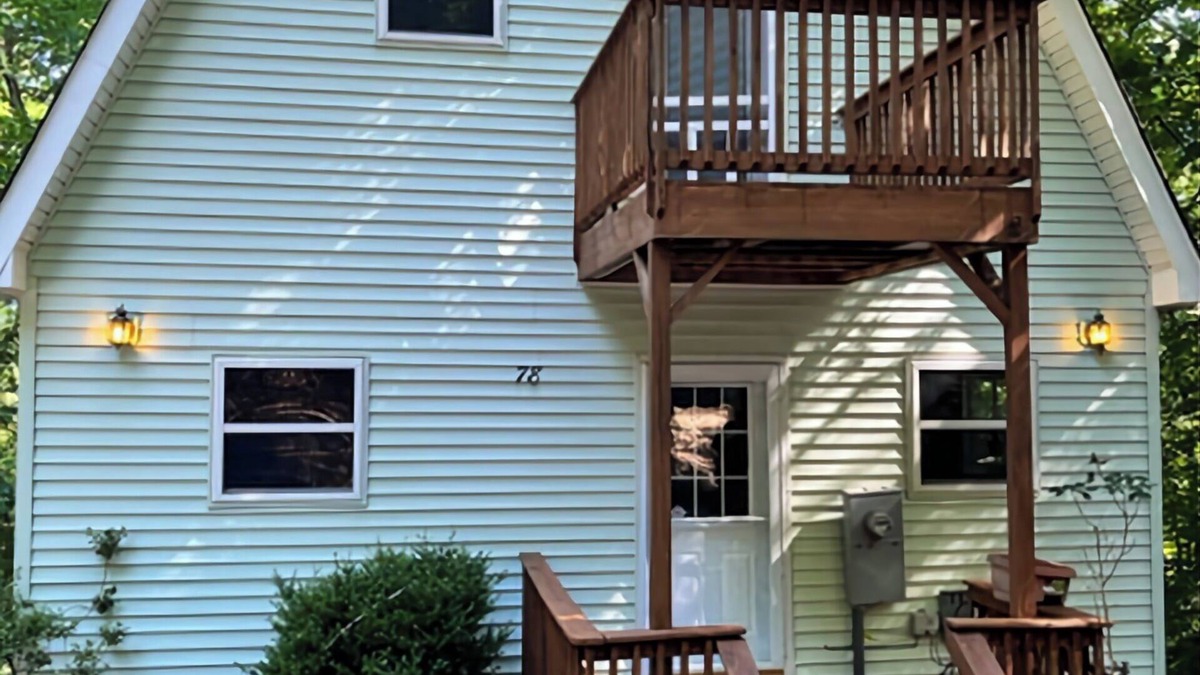 Gumlog Cottage | Cozy Cottage by the lake WIFI/Pets Welcome/Kayaks