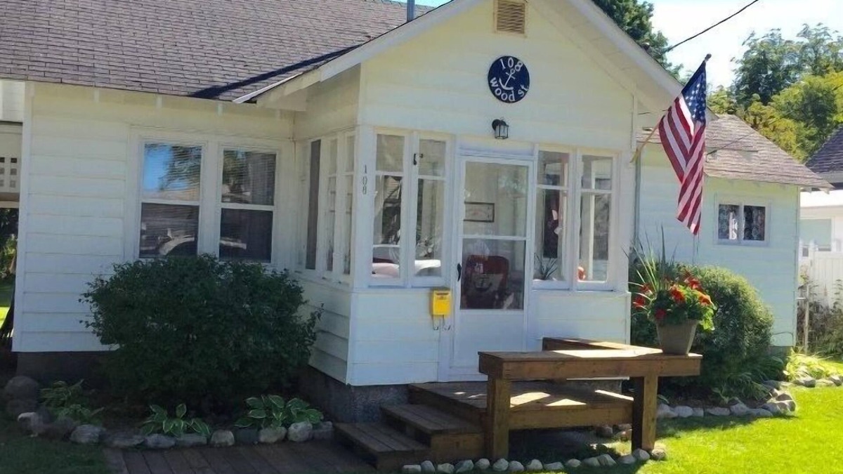 Charlevoix Cottage | Cozy Cottage. CHARLEVOIX IN TOWN! 3.5 Miles to Castle! 5 blocks from downtown!