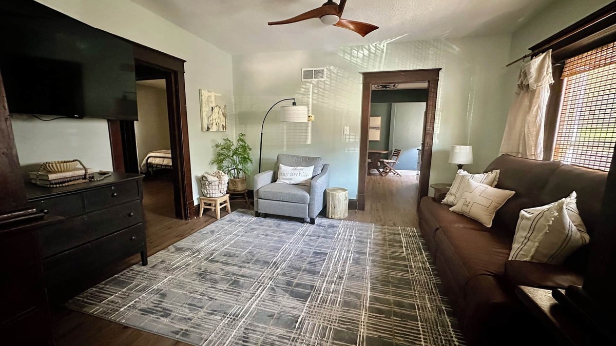 Smithville House | Cozy Cottage close to downtown Smithville