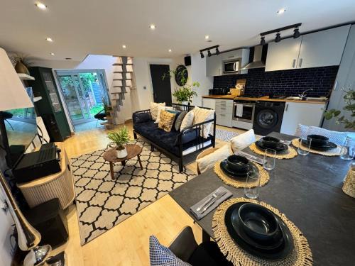 Holbrooks House | Cozy Cottage Coventry self check-in after 3pm, Pets Friendly