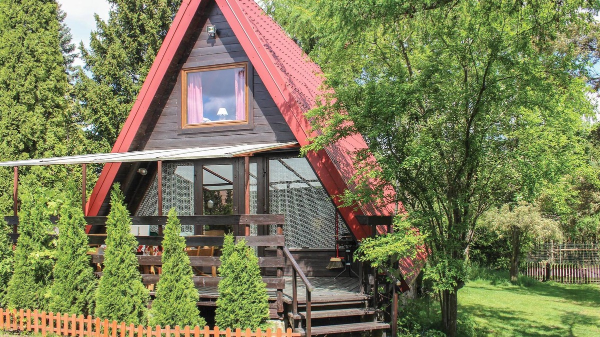Olsztynek House | Cozy cottage for a relaxing vacation by the water.