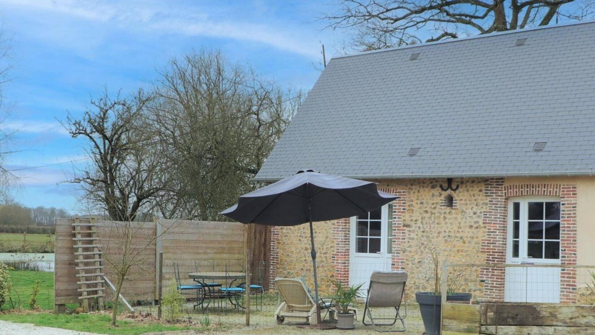 La Ferte-en-Ouche Cottage | Cozy cottage in stud farm, pets allowed, Wifi