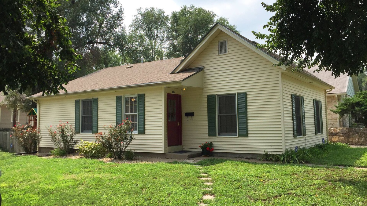Manhattan House | Cozy Cottage, Fully Furnished, Quiet Downtown Neighborhood