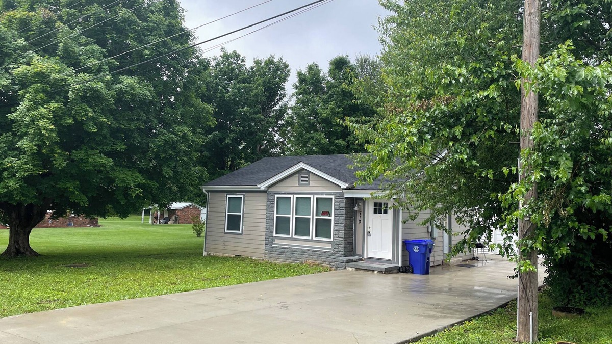 Leitchfield House | Cozy cottage home 2 bedroom 1 bathnn