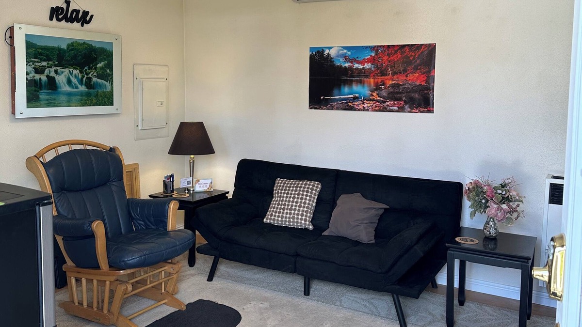 Kimberly House | Cozy Cottage House B with Double Carports