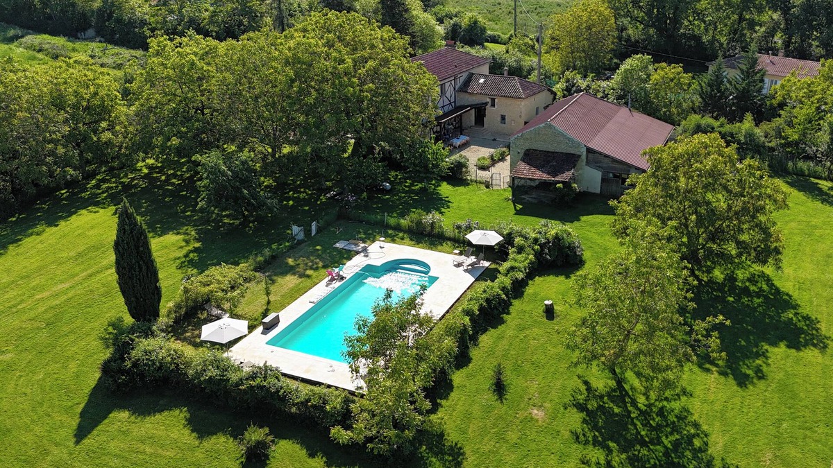 Gondrin House | Cozy cottage in a green and peaceful setting.