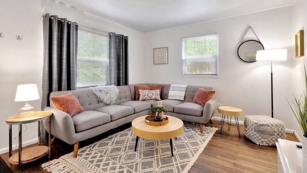 Champaign House | Cozy Cottage in Central Champaign Near UIUC Campus
