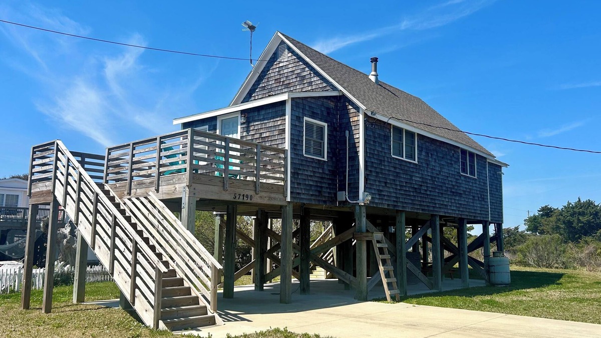Hatteras House | Cozy cottage in Hatteras Village. Convenient to shopping, restaurants and beach.