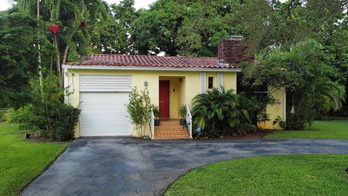 Miami Springs House | Cozy Cottage in Miami Springs/Doral area. nHuge backyard with a pool and BBQ