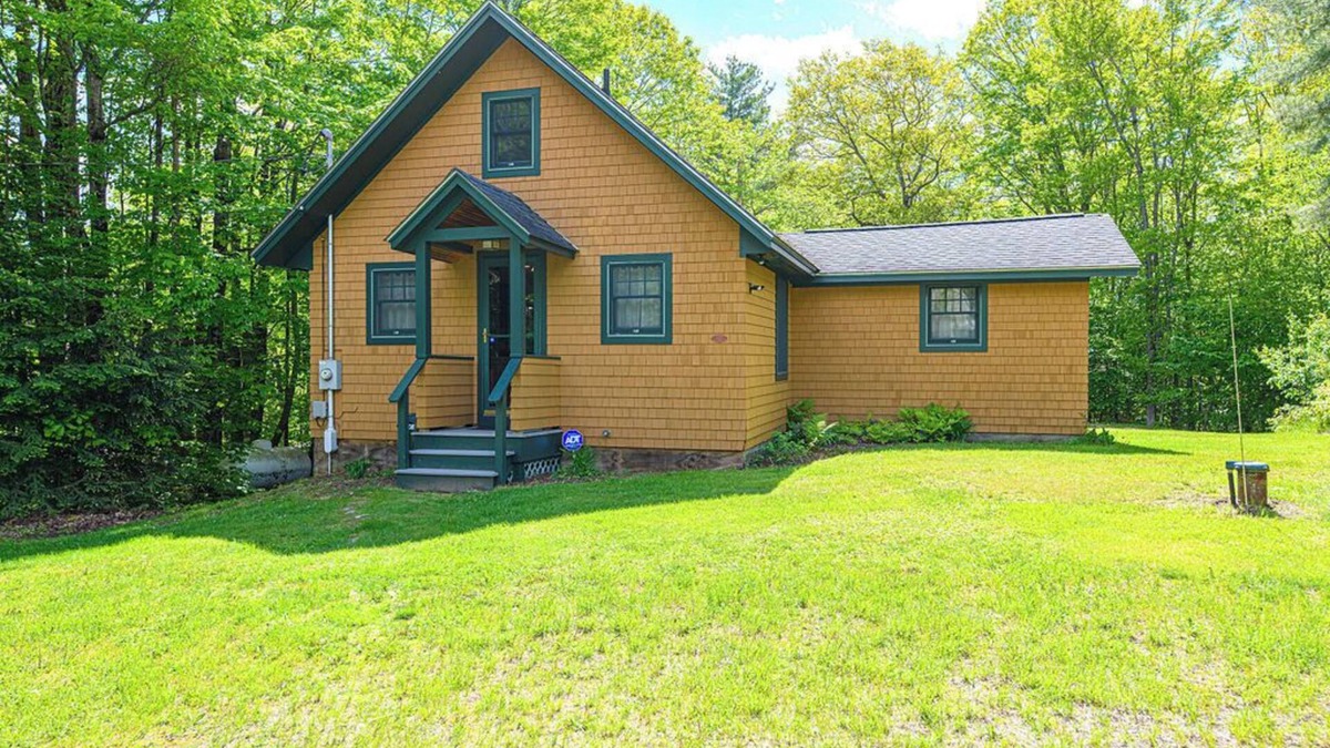 Blodgett Landing Cottage | Cozy Cottage in Newbury, NH - Walkable to Lake Sunapee