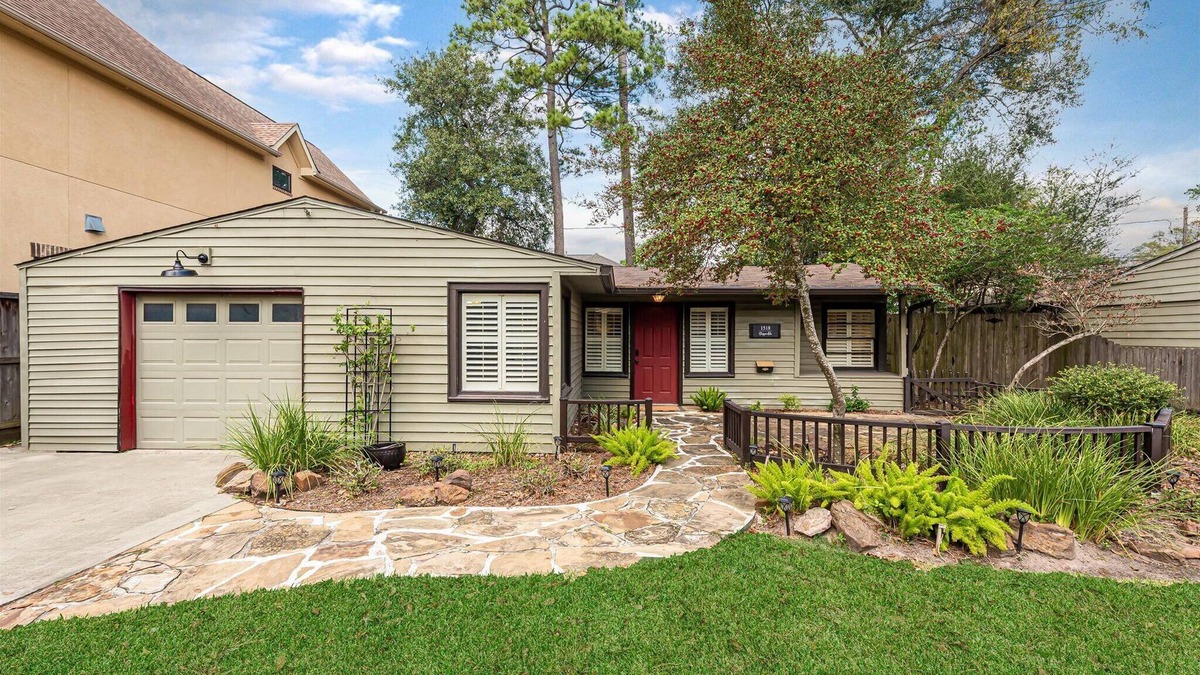 Garden Oaks House | Cozy Cottage in Oak Forest
