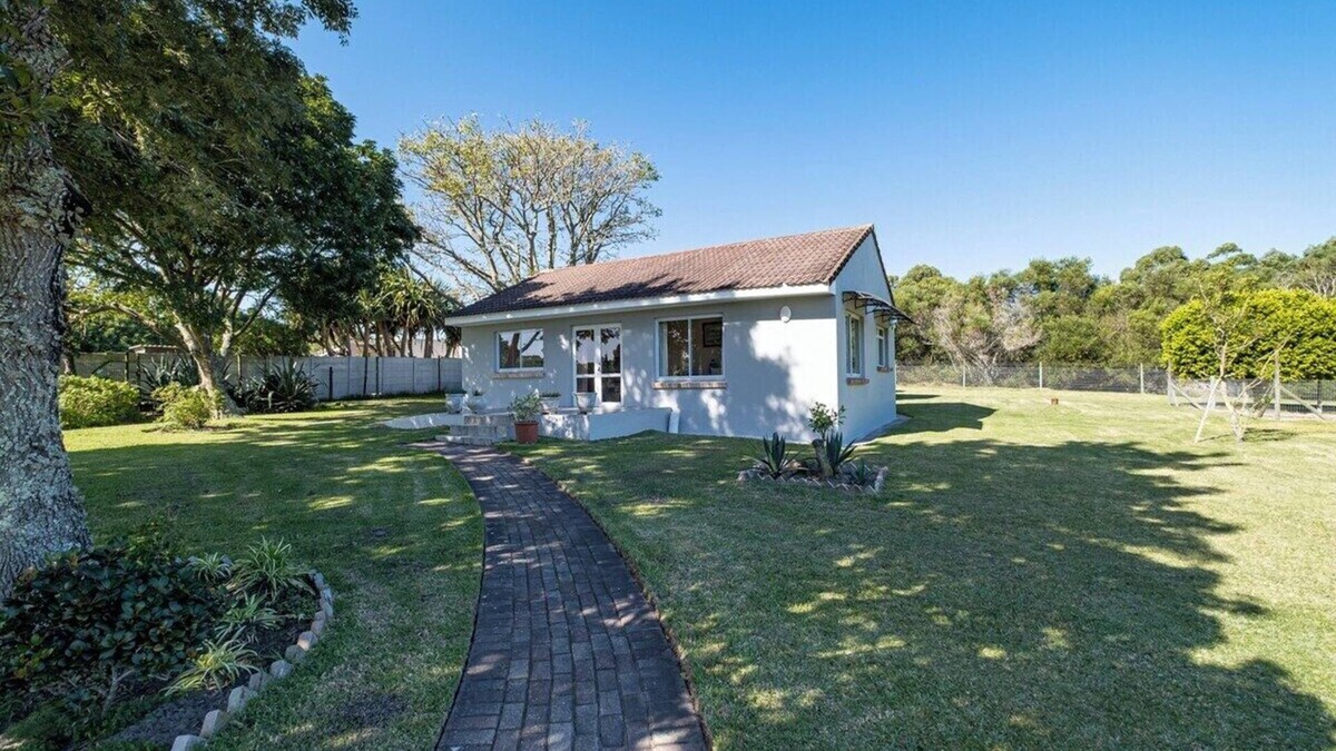 Port Elizabeth Cottage | Cozy cottage in Port Elizabeth, near Kragga Kamma Game Park. Sleeps 2.