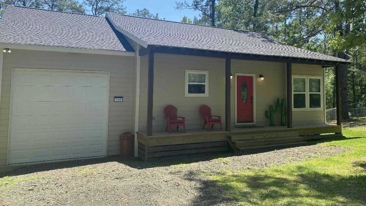 Brookeland Cottage | Cozy Cottage in Rayburn Country-Pet Friendly-King Suite/Pool Table! Sleeps 10