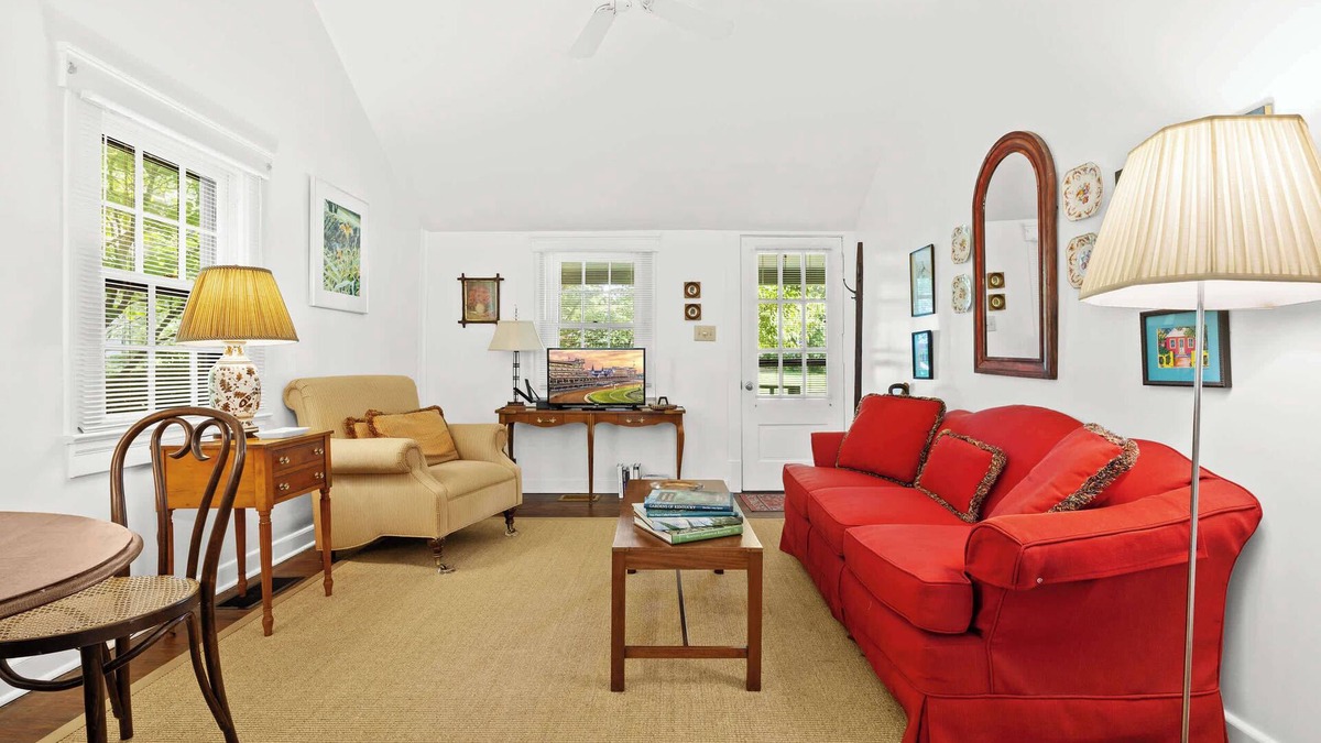 Prospect Apartment | Cozy Cottage in Smithsonian's of American Gardens!