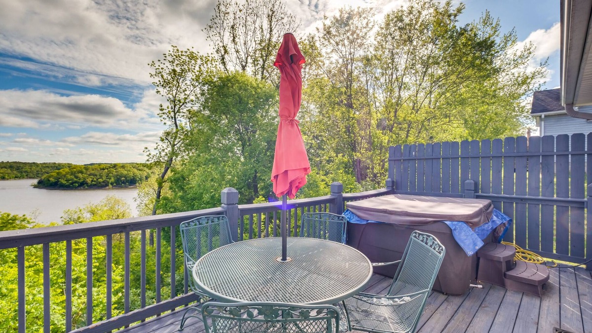 Taylorsville Cottage | Cozy Cottage in Taylorsville: Hot Tub & Lake Views