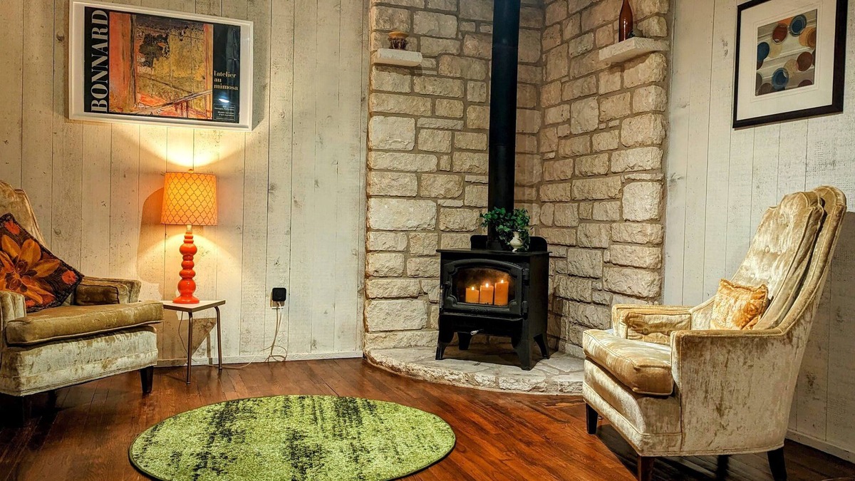 Taylor House | Cozy Cottage in Taylor TX