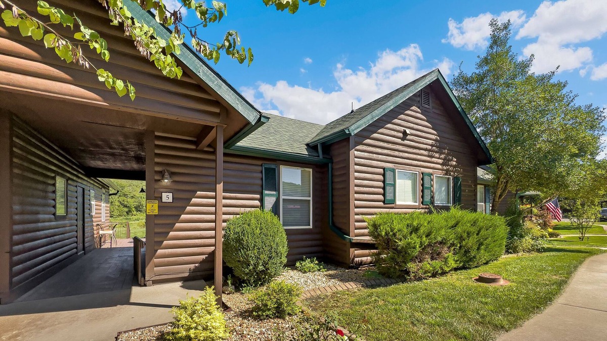 Camdenton Cottage | Cozy Cottage Inside the Premier Old Kinderhook Golf Resort