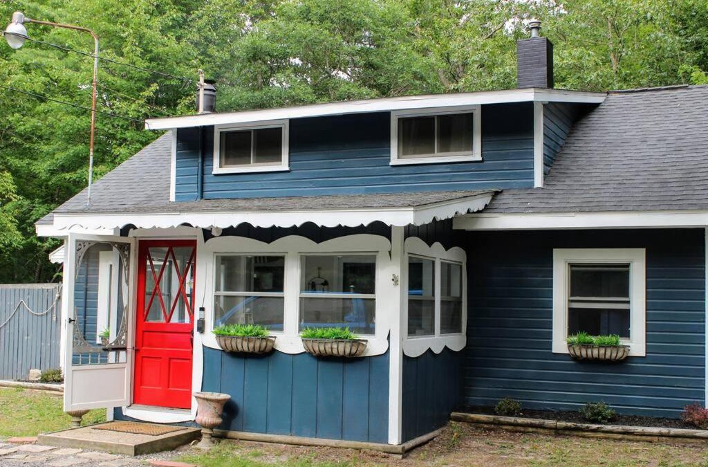 Pentwater House | Cozy cottage just minutes from Lake Michigan!