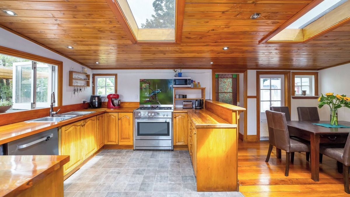 Featherston House | Cozy cottage just off SH2 with easy driving to other villages in the Wairarapa.
