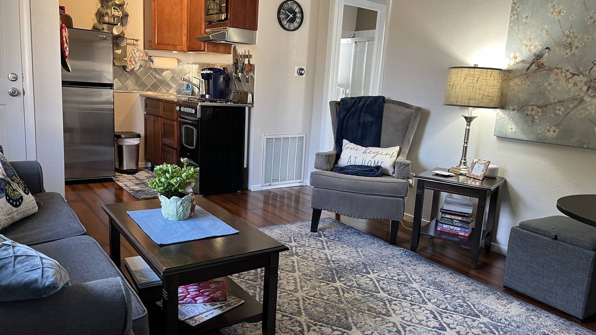 Roseville Cottage | Cozy Cottage King Bed Fenced Pet Yard 5Min Walk to Old Roseville