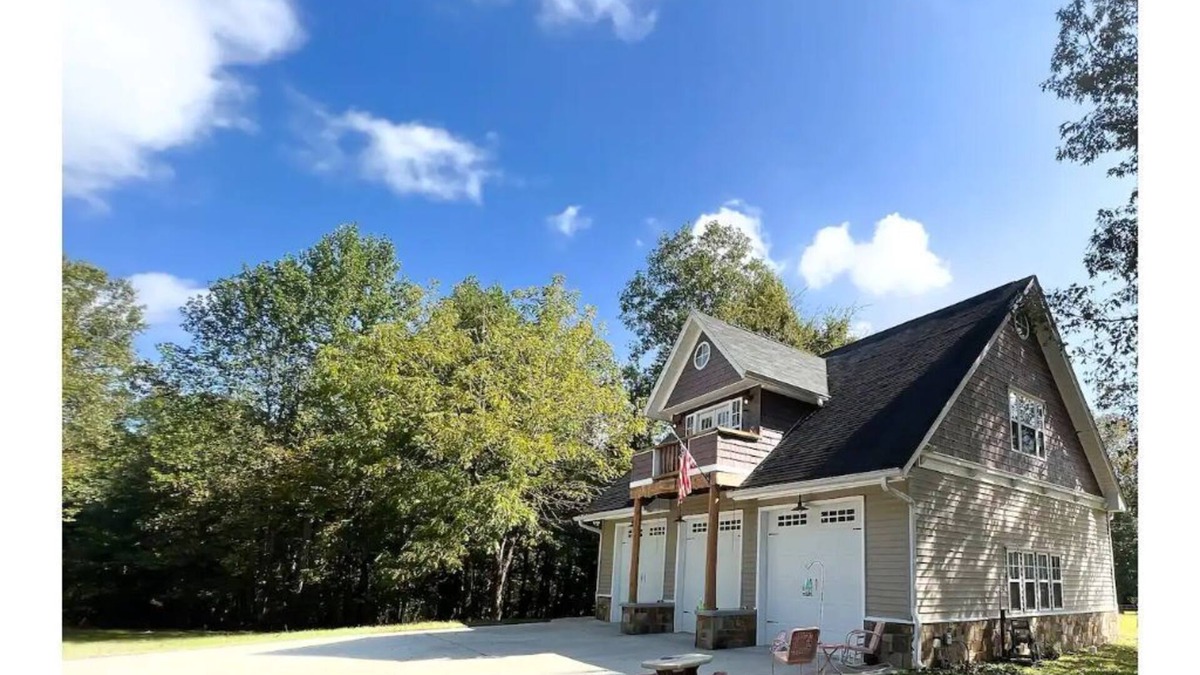 Elberton House | Cozy Cottage - Lake Front - GA Coldwater Retreat