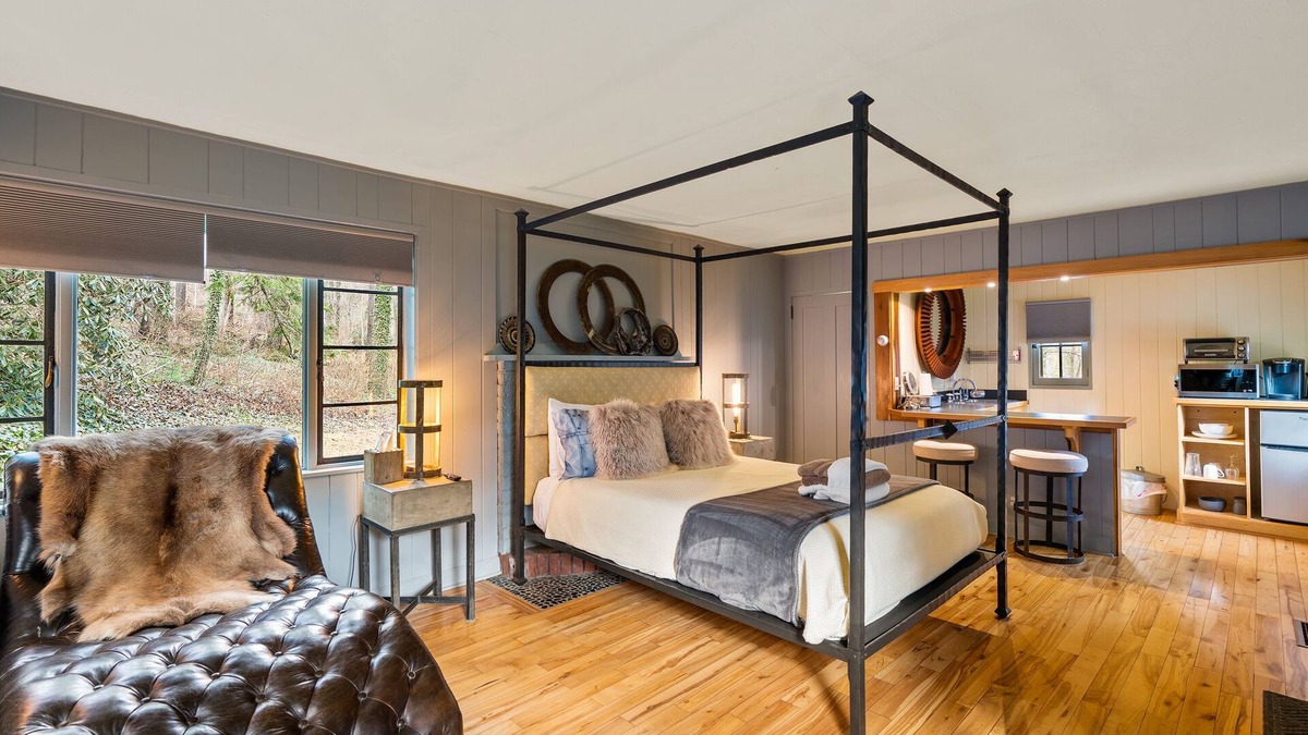 Asheville Cottage | Cozy cottage minutes from downtown Asheville with a countryside feel
