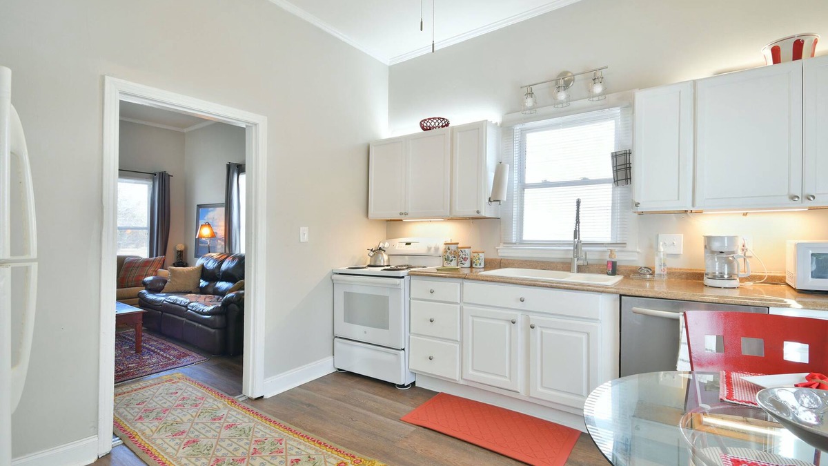 Dunean House | ✨ Cozy Cottage: Minutes from Main St. Fenced in Backyard! ✨