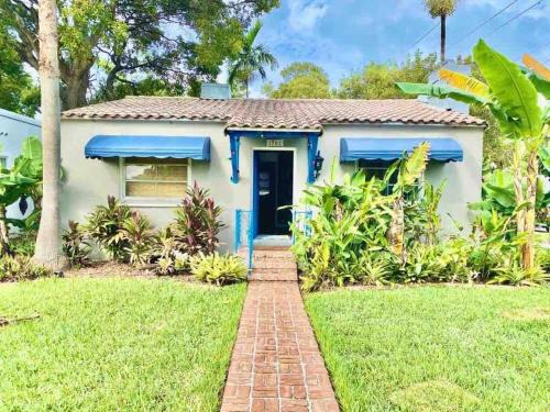 South Lake House | Cozy Cottage Near Beach