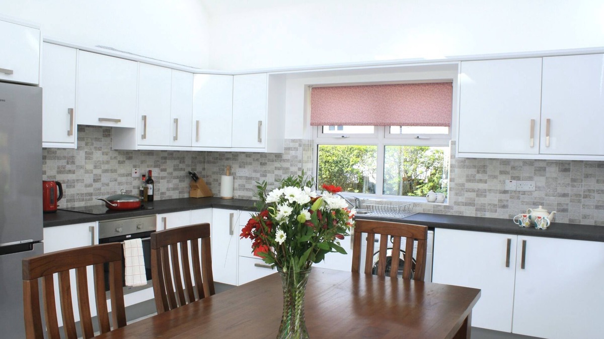Oughterard House | Cozy cottage near river park in Oughterard