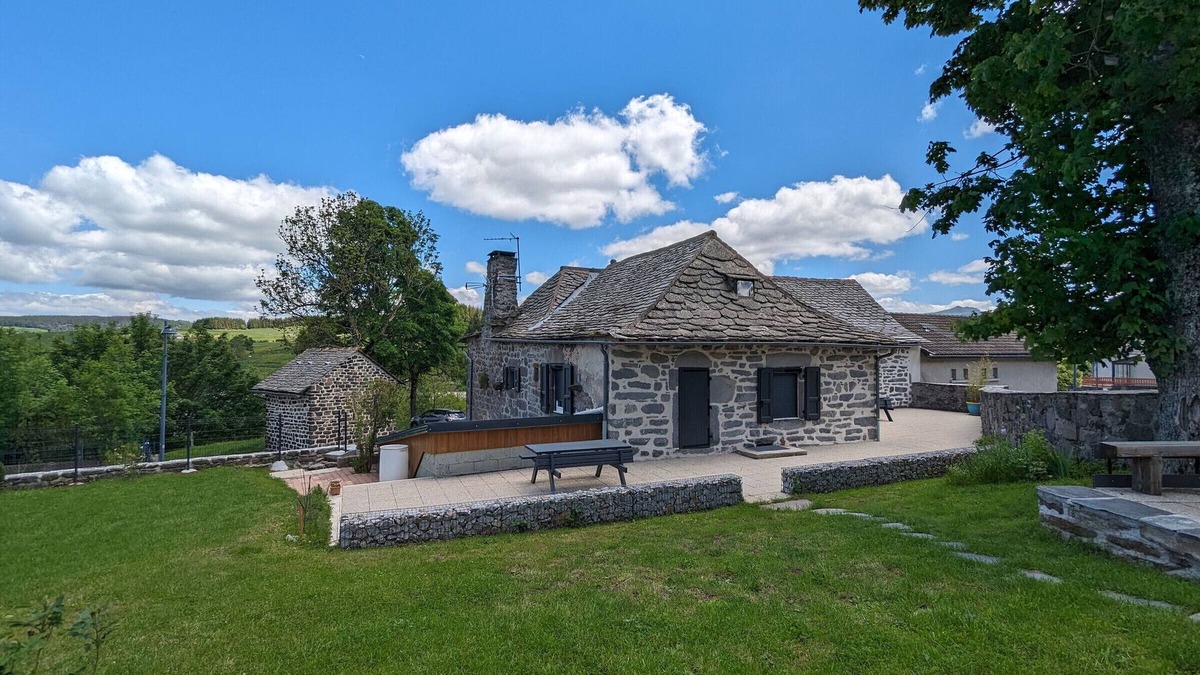 Saint-Front Cottage | Cozy Cottage Near Ski Resort and UNESCO Sites, Garden, 3BR, Fully Equipped in Saint-Front