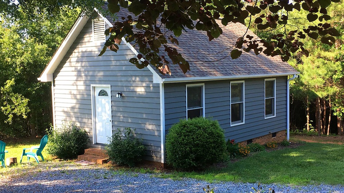Caroleen Cottage | Cozy Cottage on 15 Acres of Forest Land. 15 min from the TIEC